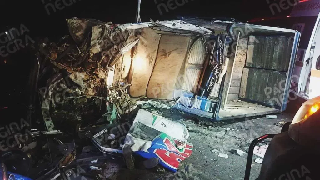 Tras choque contra camión de peregrinos, dos hombres murieron prensados en la autopista Puebla-Orizaba