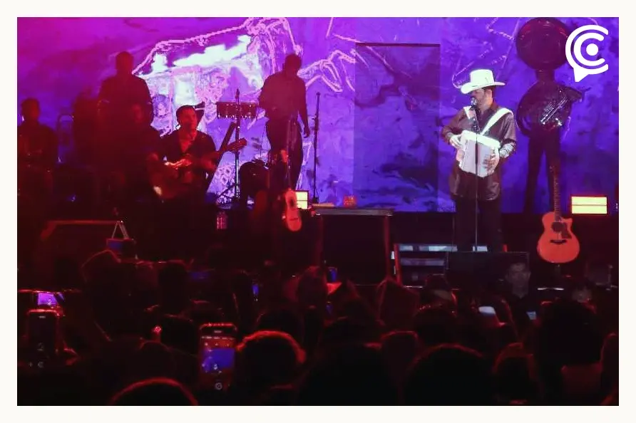 Edén Muñoz rindió tributo a diferentes artistas durante su concierto en Puebla 