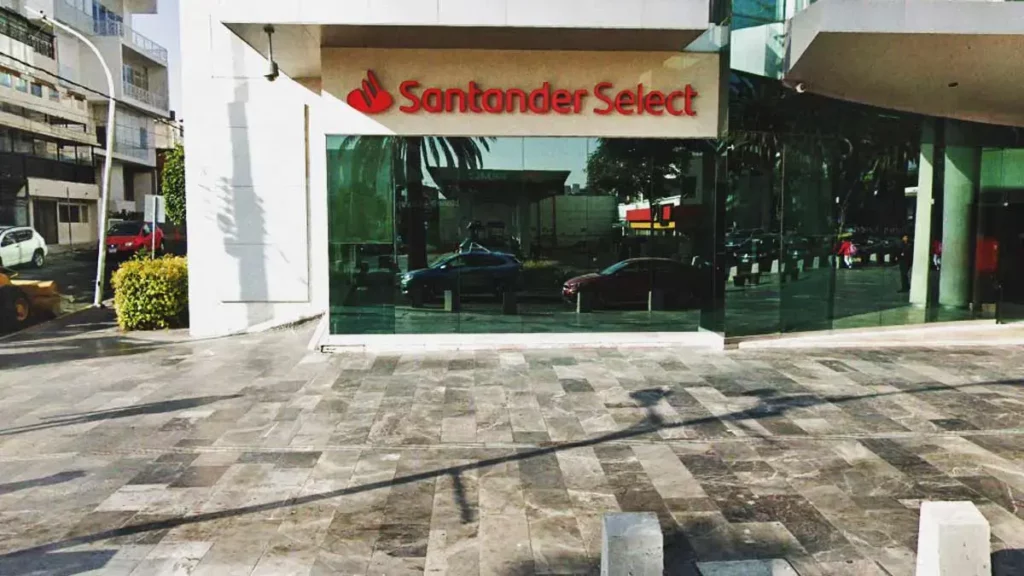 Frustran asalto en banco Santander de la Avenida Juárez en Puebla; delincuentes huyeron
