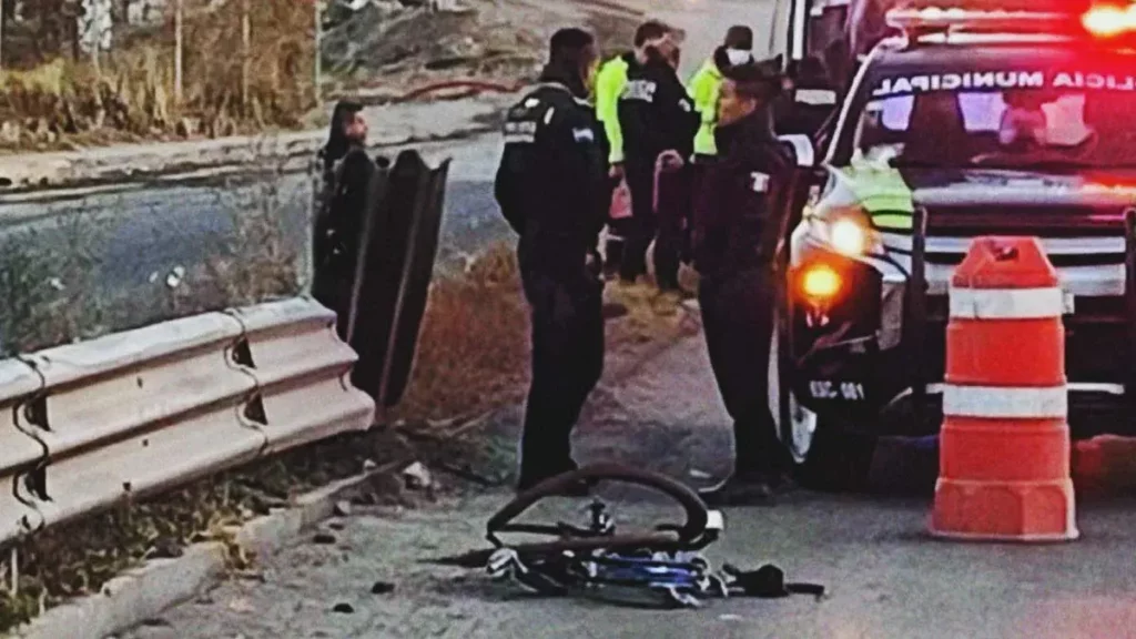 Ciclista resulta gravemente herido tras ser embestido por un vehículo en Puebla; el responsable huyó