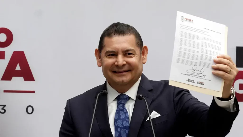 Alejandro Armenta presenta su declaración patrimonial, previo a rendir protesta como gobernador de Puebla