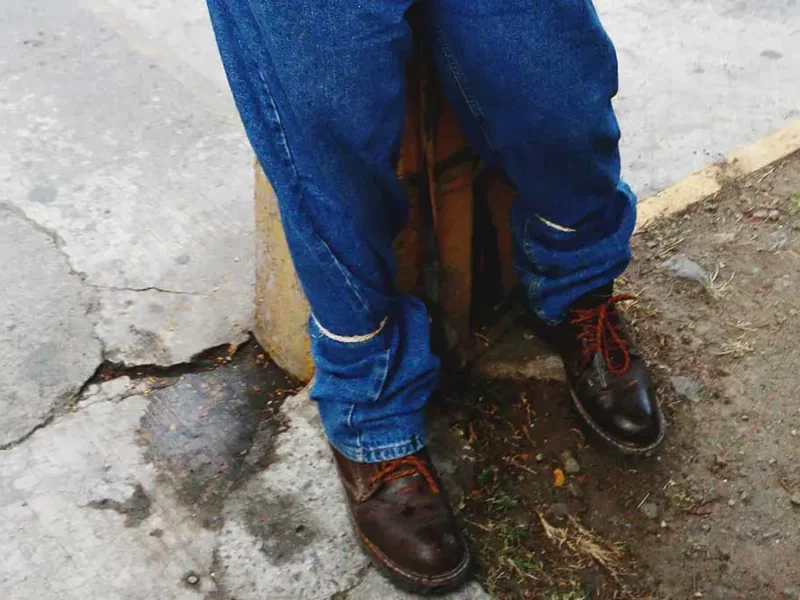 Golpean y amarran a delincuente por intento de robo de moto en Izúcar de Matamoros