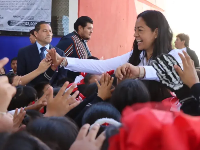 Ariadna Ayala mejora infraestructura educativa en Atlixco