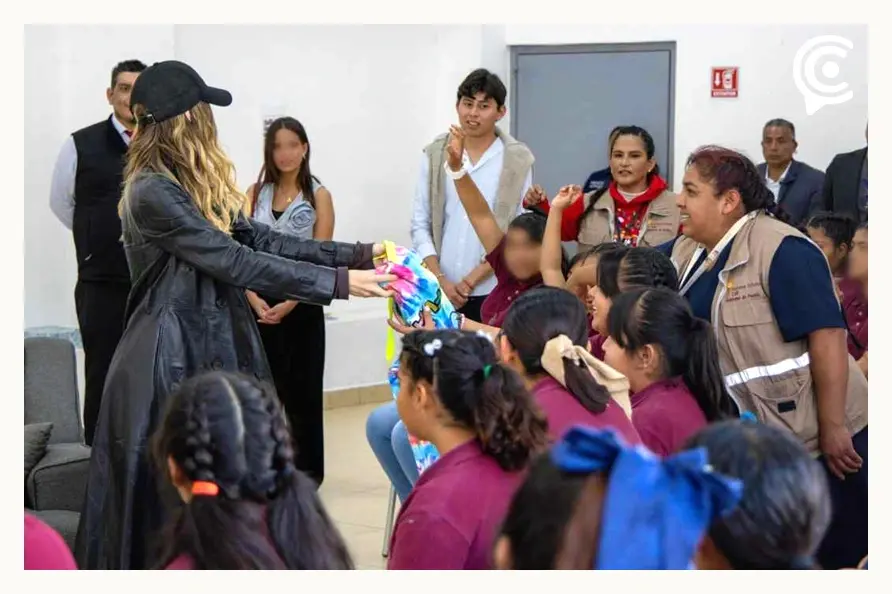 Belinda visita la Casa de la Niñez en Puebla para regalar juguetes 