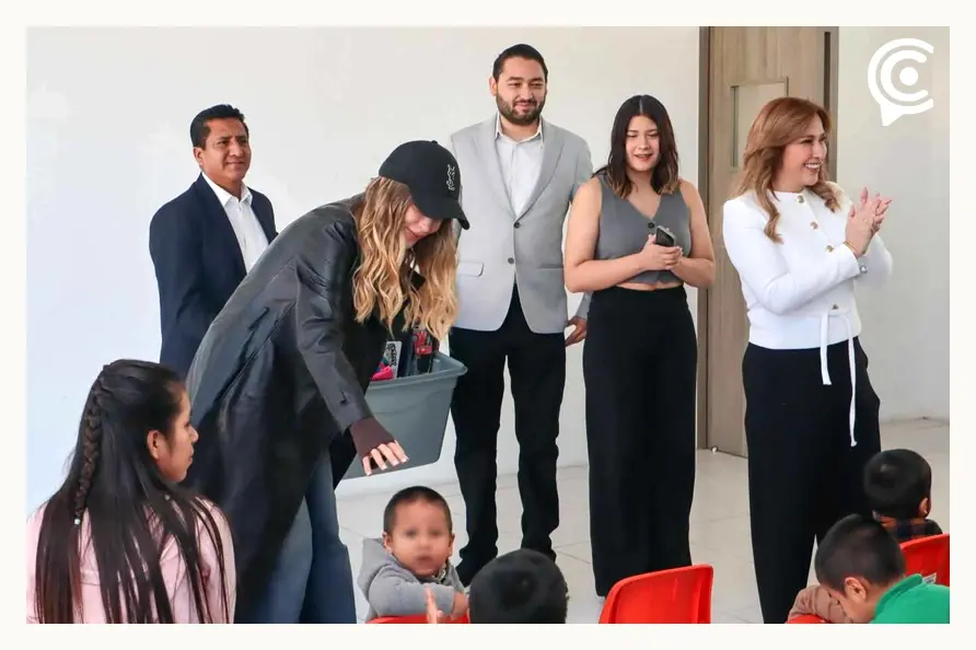 Belinda visita la Casa de la Niñez en Puebla para regalar juguetes 