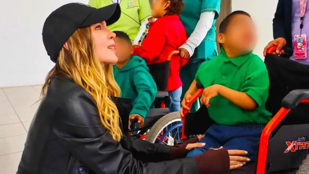 Belinda visita la Casa de la Niñez en Puebla para regalar juguetes 