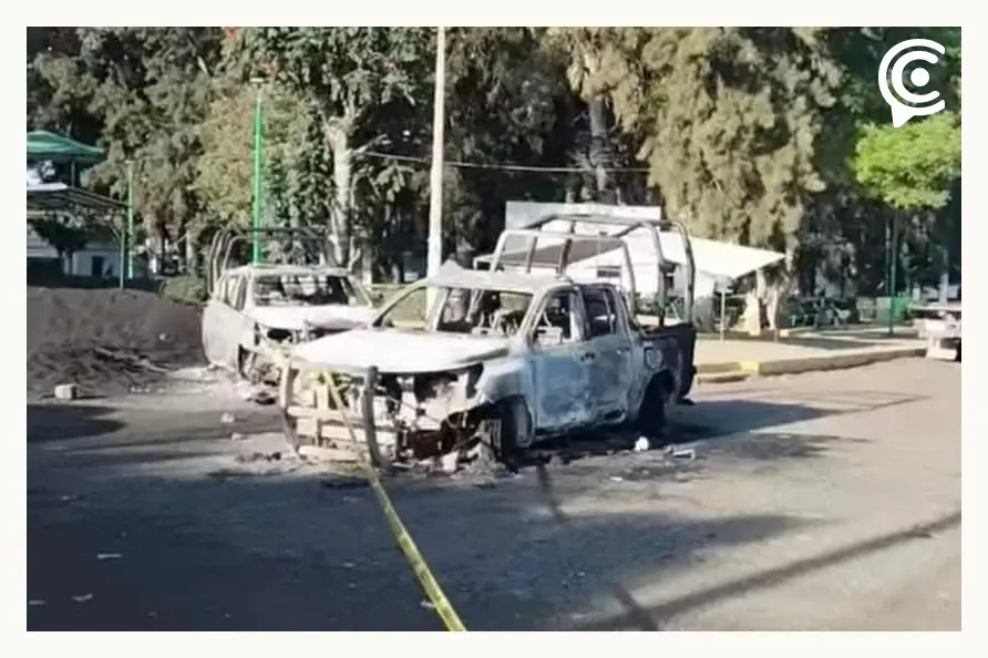 Asesinato de comerciante en Tianguismanalco desató intentó de linchamiento; policías lo evitan y pobladores queman patrullas