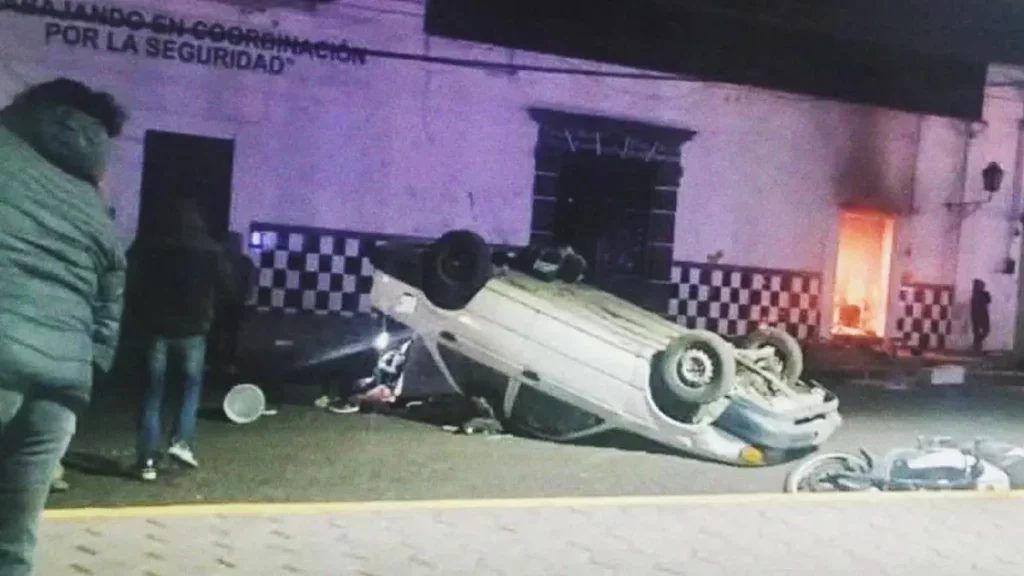 Asesinato de comerciante en Tianguismanalco desató intentó de linchamiento; policías lo evitan y pobladores queman patrullas