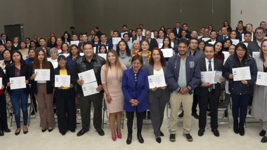 Entrega Rectora Lilia Cedillo constancias de capacitación a personal administrativo