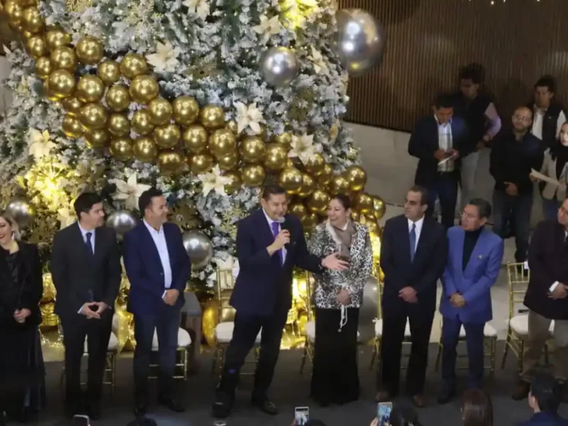 Asiste gobernador con diputados al encendido del Árbol Navideño en la nueva sede del Congreso