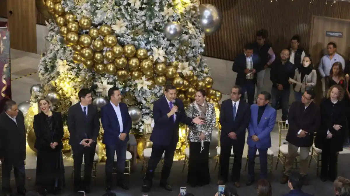 Asiste gobernador con diputados al encendido del Árbol Navideño en la nueva sede del Congreso