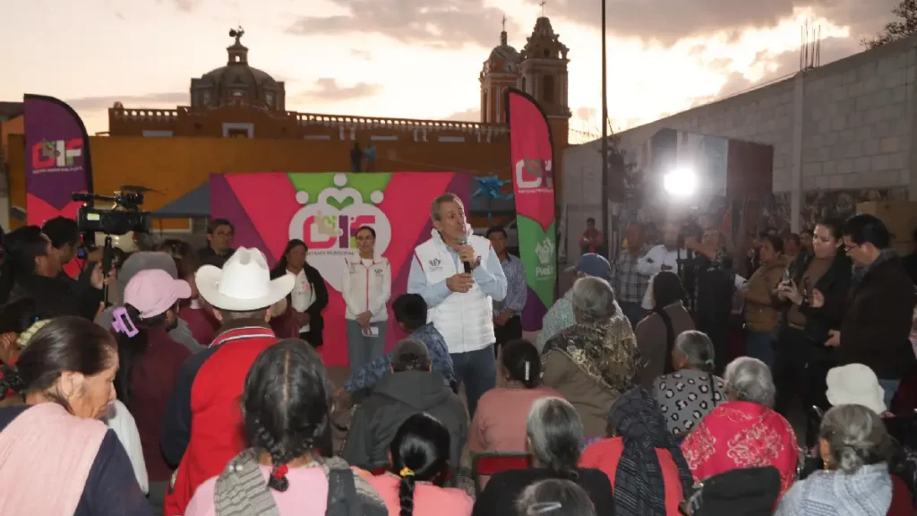 Visita SMDIF juntas auxiliares de Canoa y la Resurrección por festejos navideños 