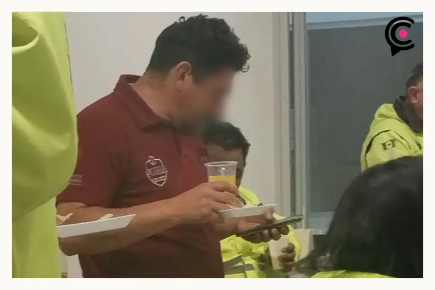 Paramédicos y bomberos cooperan para tener cena de Navidad y Año Nuevo en Puebla