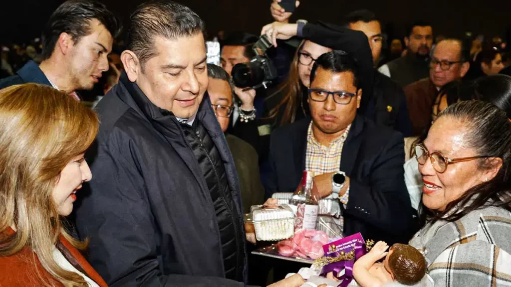 Alejandro Armenta encabeza cena navideña masiva en el Centro Expositor de Puebla
