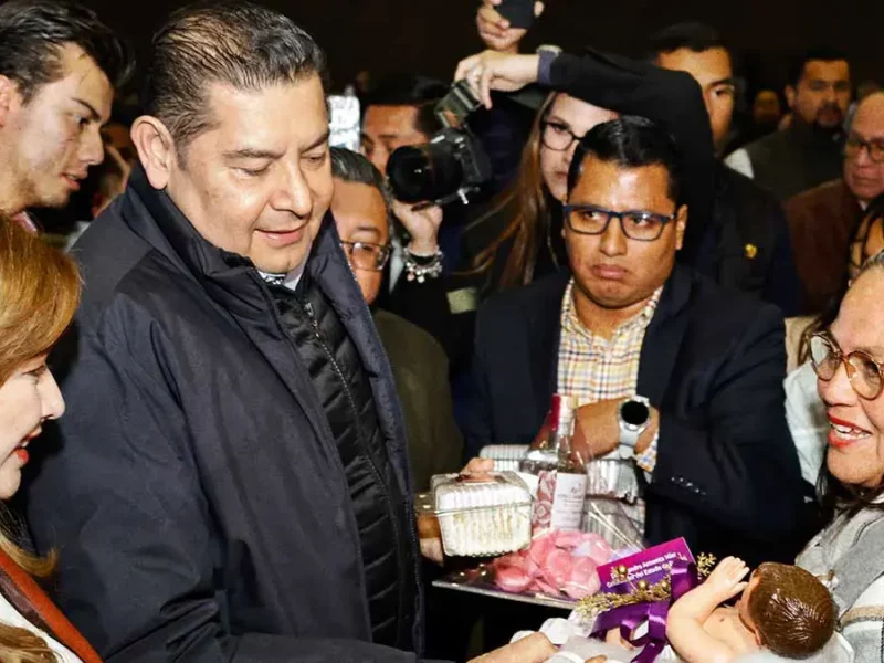 Alejandro Armenta encabeza cena navideña masiva en el Centro Expositor de Puebla