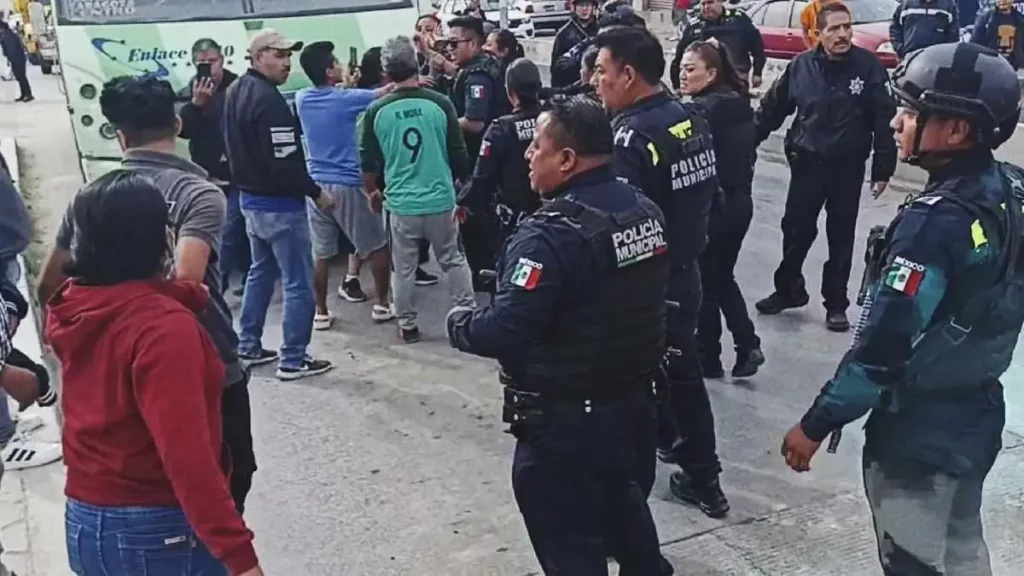 En Totimehuacan, ministeriales se enfrentan con familiares de expolicia municipal acusado de violación en Puebla