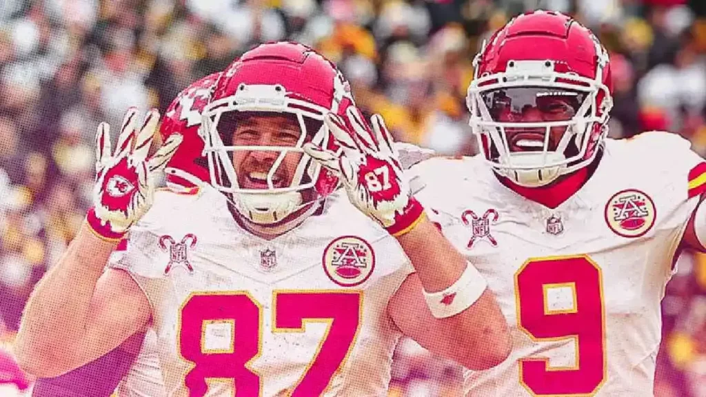 Cabeza: Kansas City Chiefs derrota a los Steelers y son líderes de la Conferencia Americana Sumario: Patrick Mahomes y Travis Kelce tuvieron una destacada participación en el triunfo número 15 de los actuales campeones en la temporada. Palabra clave: Chiefs Steelers META: Los Kansas City Chiefs vencieron en condición de visitante a los Steelers para liderar la Conferencia Americana de la NFL Temporada 2024-2025. Los Kansas City Chiefs derrotaron 29-10 a los Pittsburgh Steelers en el inicio de la semana 17 de la National Football League (NFL). Tras este resultado, los actuales campeones mantienen la mejor marca de la Conferencia Americana con 15 triunfos y una derrota. La temporada 2024-2025 continúa siendo un éxito para los Chiefs, ya que que en el día de Navidad demostraron su calidad en condición de visitante. En el inicio del juego en el Acrisure Stadium de Pittsburgh, Pennsylvania Kansas City tomó la ventaja en el juego 13-0. En el primer cuarto, los actuales campeones brillaron a la ofensiva cortesía de los dos pases de anotación de Patrick Mahomes. Los cuales le permitieron concretar touchdown a Xavier Worthy y Justin Watson. Por su parte, la defensa hizo su trabajo tras dominar a Russell Wilson en al menos cinco ocasiones. Por su parte, los Steelers dieron señales de vida ante los Kansas City Chiefs en el segundo cuarto. Luego de anotar siete puntos tras un acarreo de una yarda, lo que le permitió a Russell Wilson romper el muro defensivo de la visita. En el tercer cuarto, ambos equipos anotaron tres puntos, sin embargo, en la parte final del juego los Chiefs aseguraron el triunfo ante los Steelers. Esto luego de la anotación de Kareem Hunt en un acarreo de dos yardas. Además de una recepción de 12 yardas de Travis Kelce. Travis Kelce imponen récord en el juego en Pennsylvania En el triunfo de los Kansas City Chiefs sobre los Steelers el jugador Travis Kelce pasó a la historia dentro de su equipo. Debido a que se convirtió en el jugador con más recepciones de anotación con 77 para superar lo hecho por Tony González que registró 76. De tal forma que los Chiefs de la mano de Travis Kelce y Patrick Mahomes se colocan como el mejor equipo de la Conferencia Americana. Sus 15 victorias les asegura su lugar en la postemporada programada para iniciar a partir del 11 de enero y terminar con el Super Bowl el nueve de febrero. Tras perder ante los Kansas City Chiefs, los Steelers sumaron su tercera derrota consecutiva en la temporada. Dichos resultados los colocan en el segundo lugar de la Conferencia Americana del Norte con diez ganados y seis derrotas.
