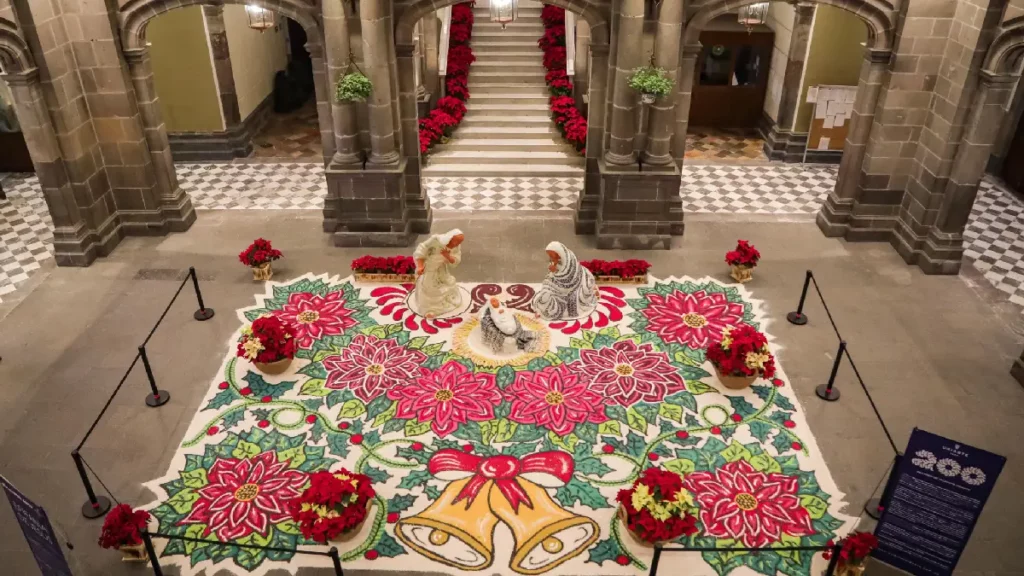 Nacimiento de talavera y alfombra artística transforman el Palacio Municipal