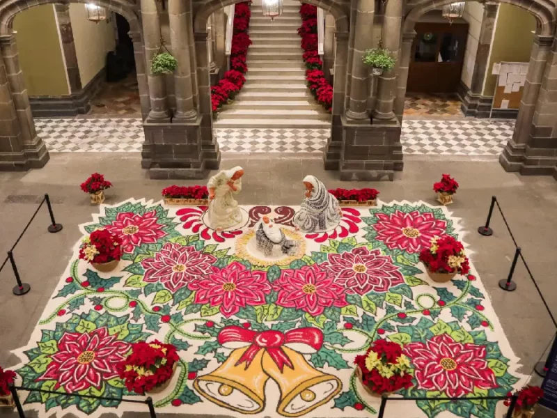 Nacimiento de talavera y alfombra artística transforman el Palacio Municipal