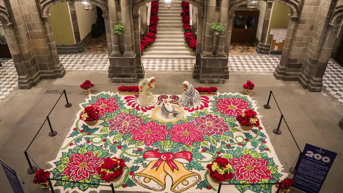 Nacimiento de talavera y alfombra artística transforman el Palacio Municipal