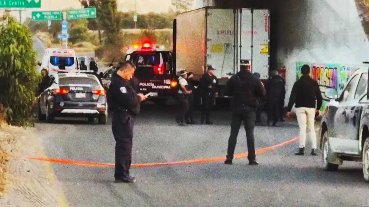Ladrones de camión embisten patrulla de la Policía Municipal de Coronango, murió una agente