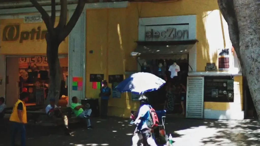 Delincuentes dan cortinazo a la tienda de ropa Eleczion en el Centro Histórico de Puebla