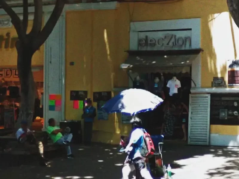 Delincuentes dan cortinazo a la tienda de ropa Eleczion en el Centro Histórico de Puebla
