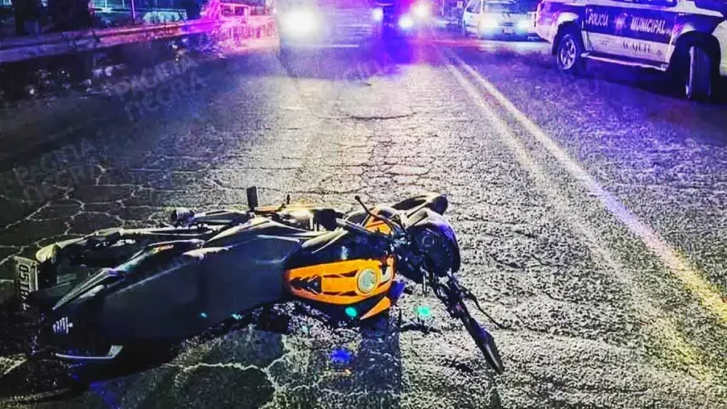 Motociclista murió tras derrapar por manejar a exceso de velocidad en Acajete, Puebla 