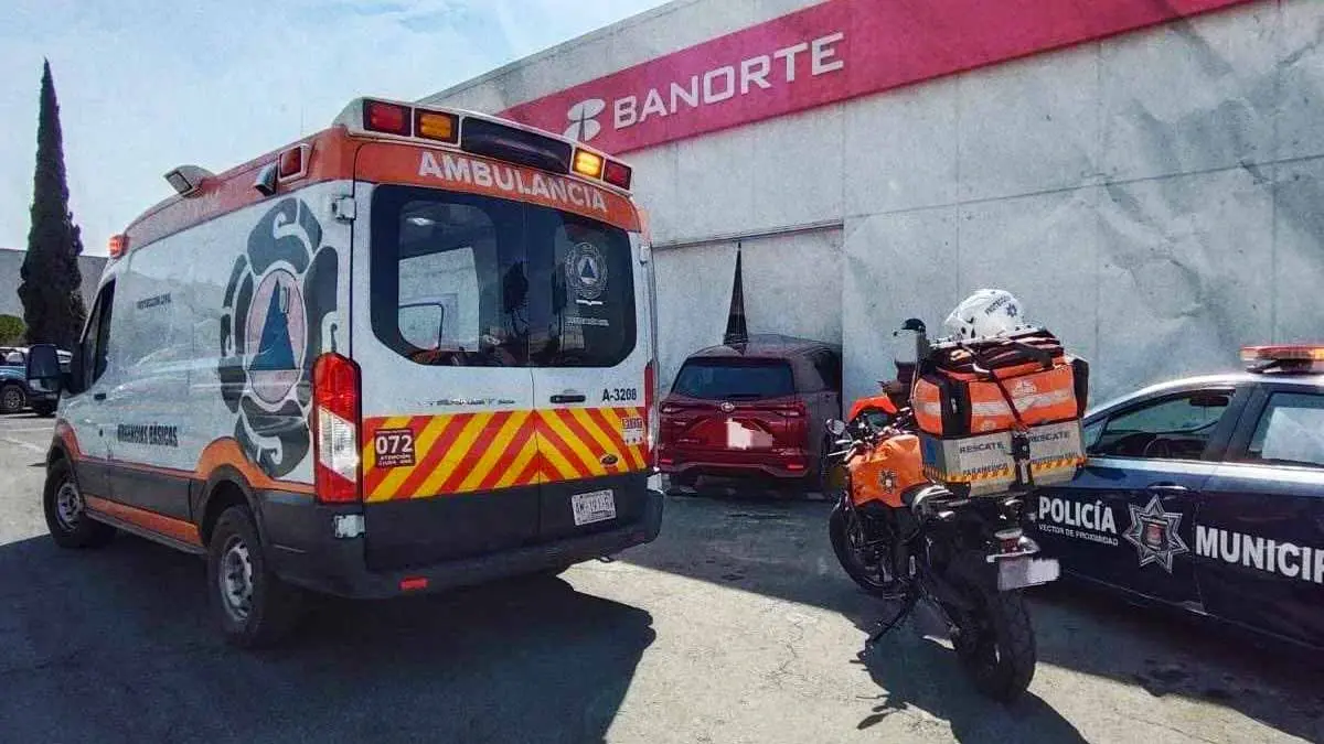 Adulto mayor choca su auto contra sucursal de Banorte en Plaza Loreto, Puebla  