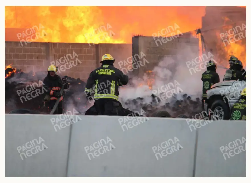 Bodega de tarimas se calcinó frente a Central de Abasto en Puebla; hubo daños materiales