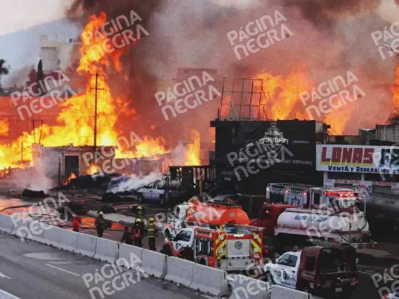 Bodega de tarimas se calcinó frente a Central de Abasto en Puebla; hubo daños materiales