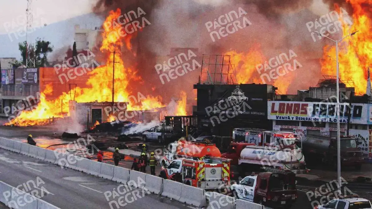 Bodega de tarimas se calcinó frente a Central de Abasto en Puebla; hubo daños materiales
