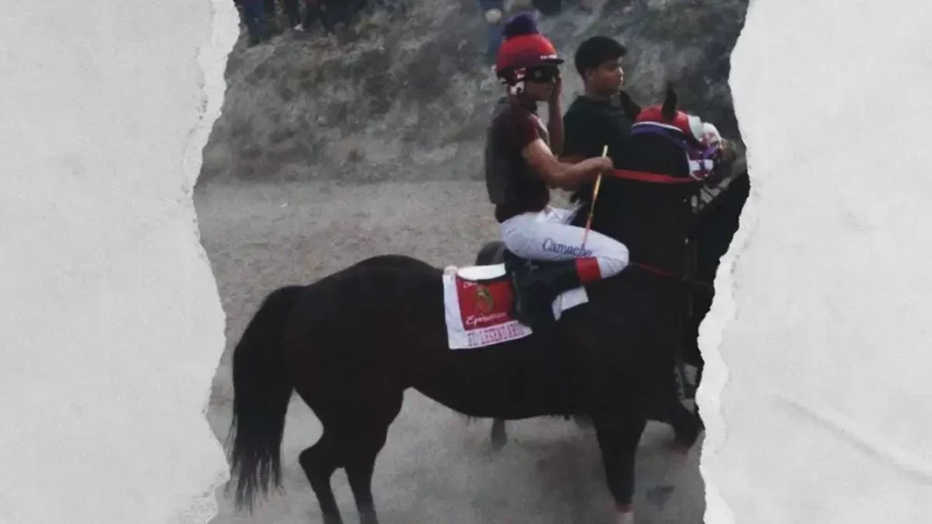 Tras carrera de caballos, motociclistas matan a balazos a joven en Tlacotepec, Puebla