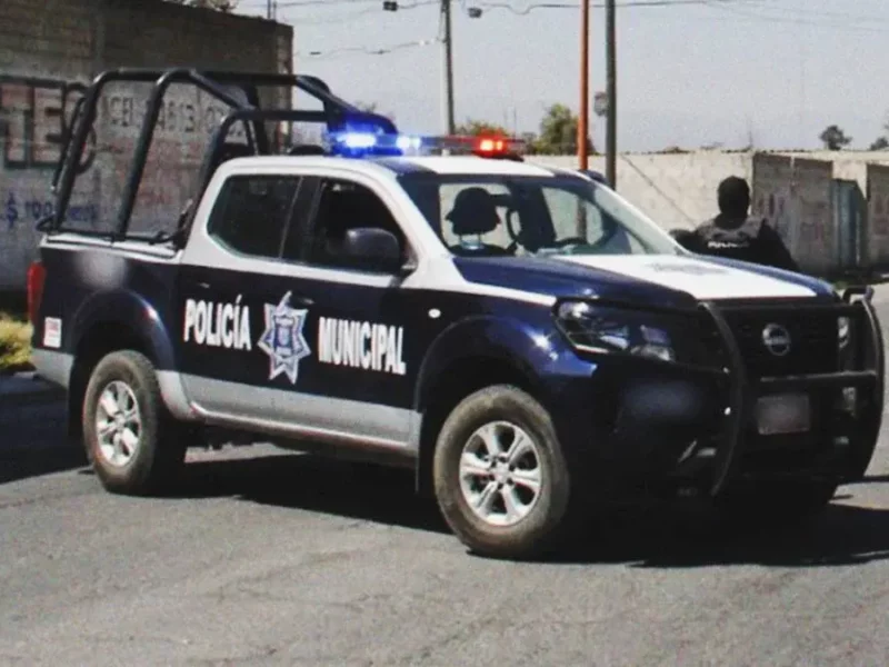 Madre persigue a policías municipales de Texmelucan, presuntamente golpearon a su hijo de 14 años 