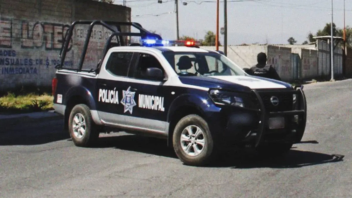 Madre persigue a policías municipales de Texmelucan, presuntamente golpearon a su hijo de 14 años 