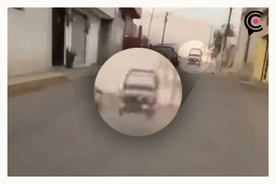 Madre persigue a policías municipales de Texmelucan, presuntamente golpearon a su hijo de 14 años 