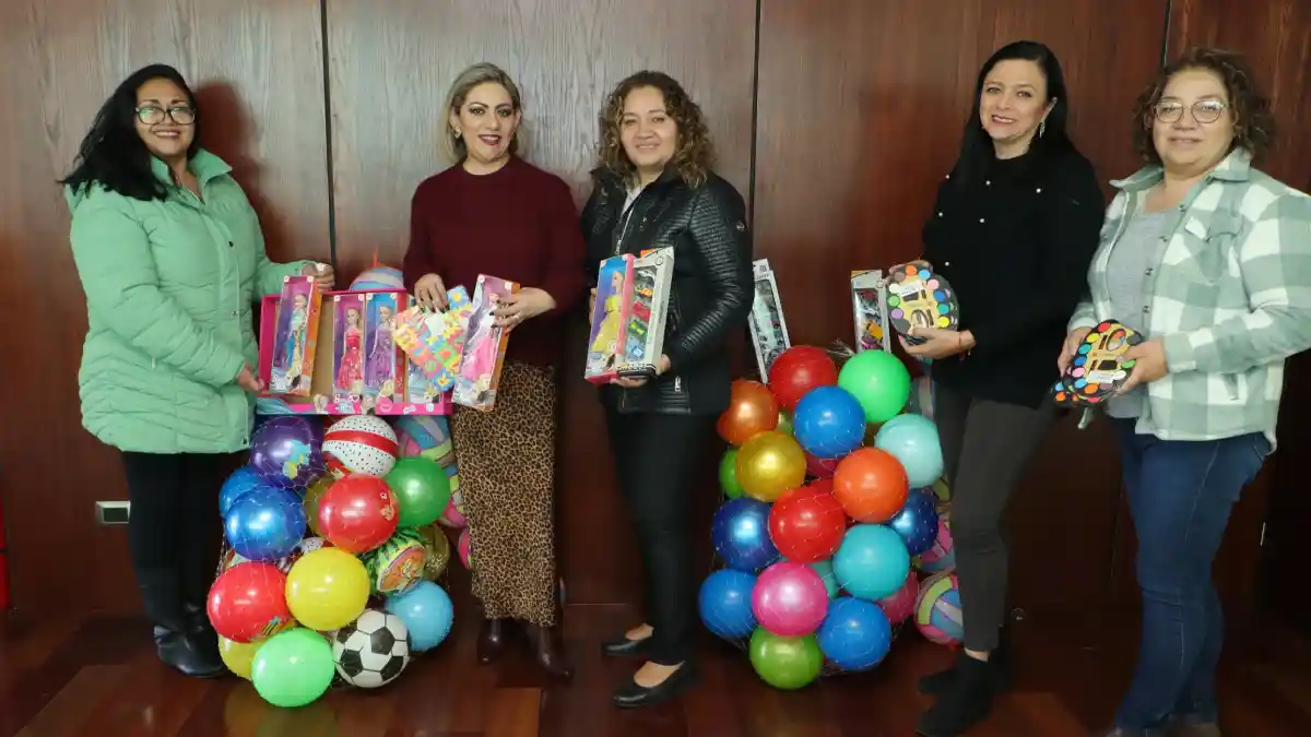 Voluntariado del Congreso entrega juguetes al Sistema DIF para su distribución