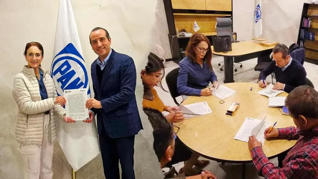 Mario Riestra y Augusta Diaz de Rivera firman acta de entrega recepción del PAN Puebla
