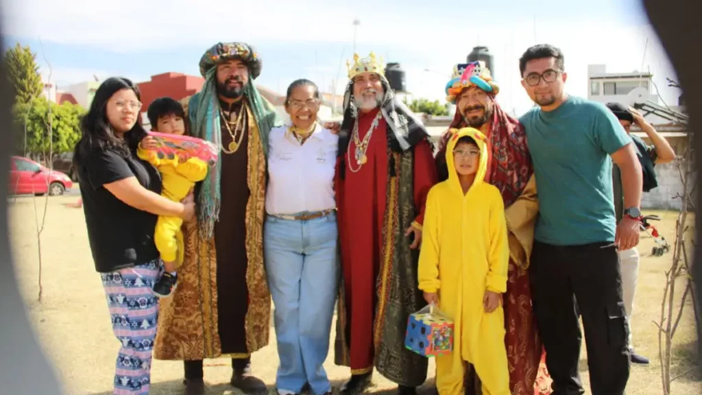 Ariadna Ayala y los Reyes Magos recorren todo Atlixco para entregar juguetes a los niños
