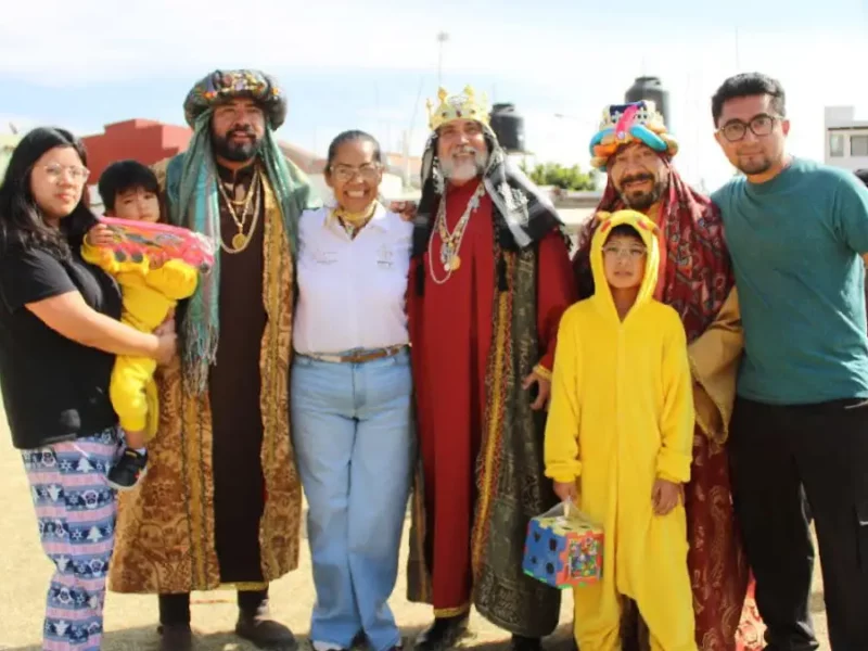 Ariadna Ayala y los Reyes Magos recorren todo Atlixco para entregar juguetes a los niños