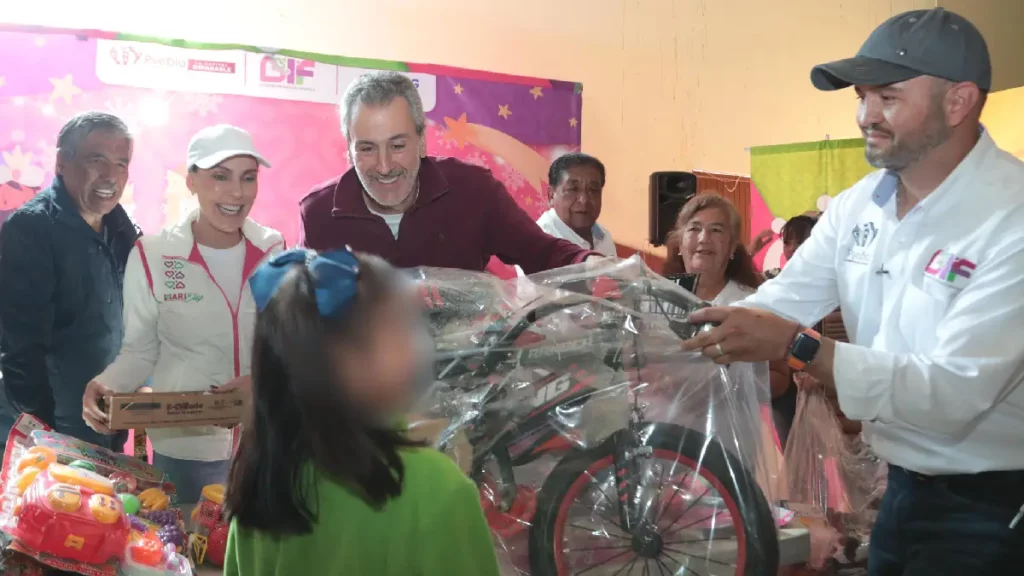 Regalan sonrisas Pepe Chedraui y MariElise Budib a niñas y niños de la U H La Margarita