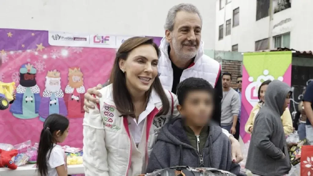 Entregan Pepe Chedraui y MariElise Budib juguetes a niñas y niños de la U.H. Villa Frontera