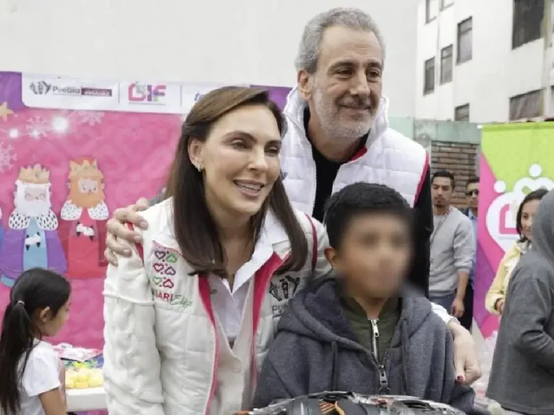 Entregan Pepe Chedraui y MariElise Budib juguetes a niñas y niños de la U.H. Villa Frontera