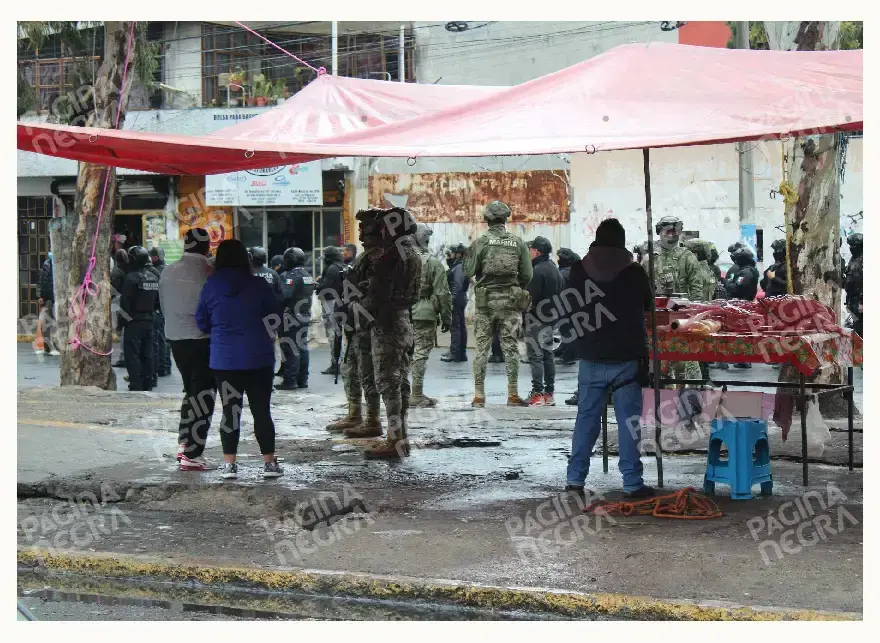 Marinos refuerzan la seguridad del tianguis de Loma Bella en Puebla