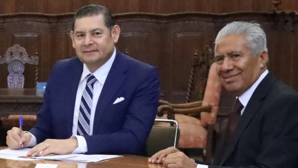 SEP exhorta a denunciar engaños o extorsiones de falsos funcionarios