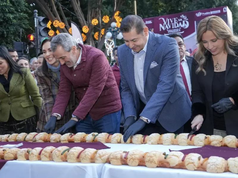 Presiden Alejandro Armenta y Pepe Chedraui la partida de Rosca Monumental en el Zócalo de Puebla 