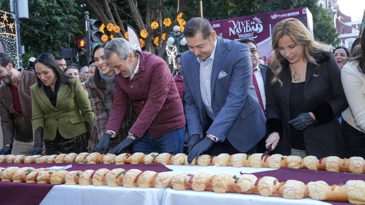 Presiden Alejandro Armenta y Pepe Chedraui la partida de Rosca Monumental en el Zócalo de Puebla 