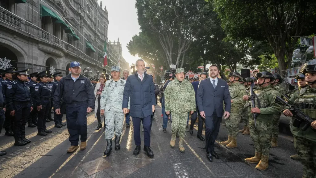 Encabeza Pepe Chedraui pase de lista a fuerzas municipales en el Zócalo de Puebla