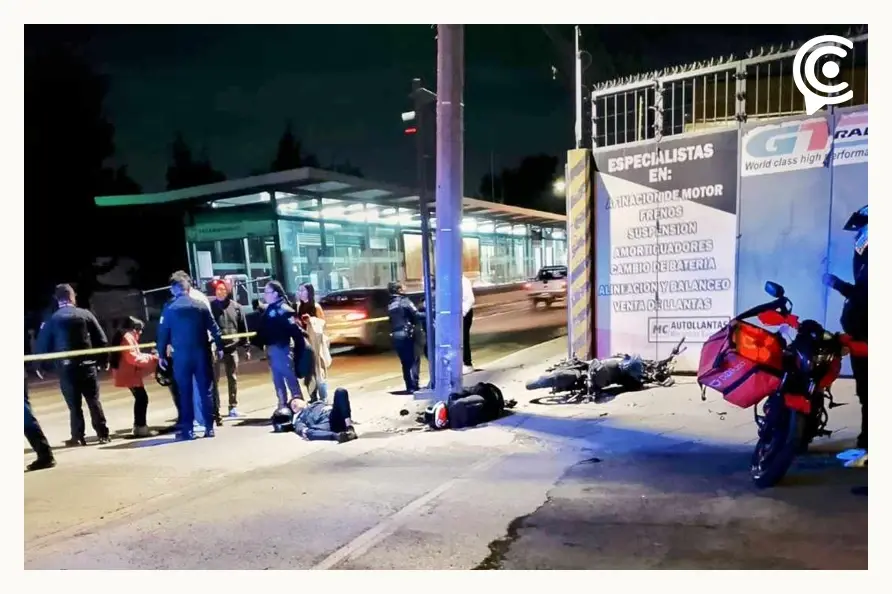 Motociclistas pierden el control y chocan contra poste en San José Mayorazgo, Puebla; un joven identificado como Ariel R. L. murió.