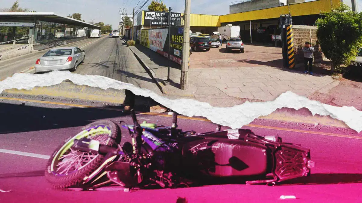 Motociclistas pierden el control y chocan contra poste en Mayorazgo, Puebla; presuntamente automovilista los golpeó